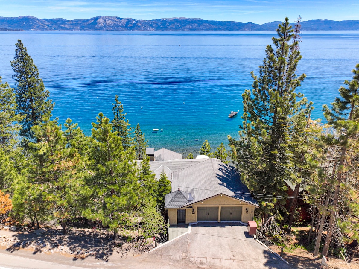 Lakefront house with private beach - New Listing