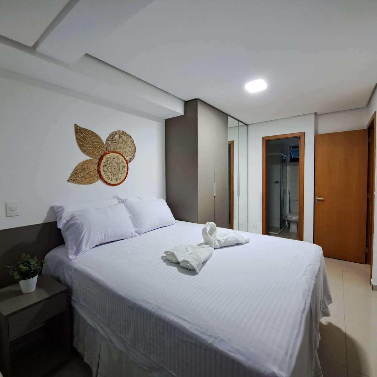 جناح بسرير مزدوج كبير ومراتب إضافية