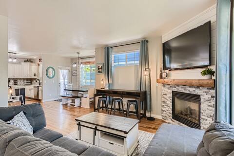 Spacious 6 BR Home -Old Town: Breweries  + Trails!