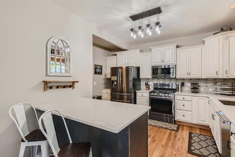 Spacious 6 BR Home -Old Town: Breweries  + Trails!