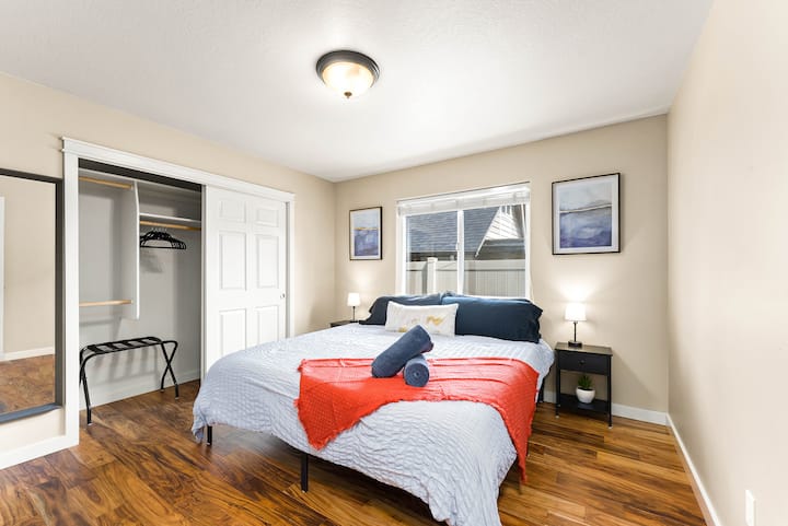 Esta habitación tiene una cama de espuma viscoelástica tamaño king de 10 pulgadas que te sorprenderá por lo cómoda que es. Se tuvo mucho cuidado en elegir y probar las camas que hay en esta propiedad. 