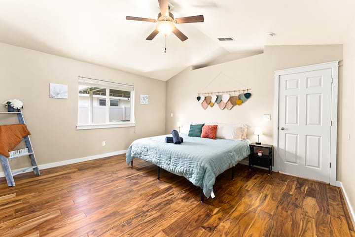 Este espacioso dormitorio principal tiene mucho espacio para tus pertenencias y las cosas de los niños también. ¡El dormitorio alberga una cama de espuma viscoelástica tamaño king de 10 pulgadas que te dará una gran noche de sueño!