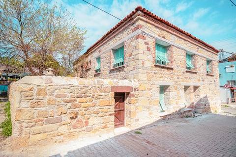 Miniq 104 - 3BR Historic Home with Garden BBQ