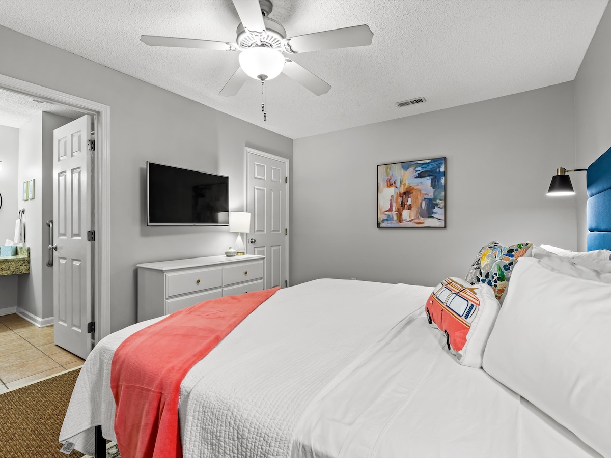 加大双人床五彩缤纷但宁静，配备混合记忆泡沫/弹簧床垫，是休息和充电的理想场所。