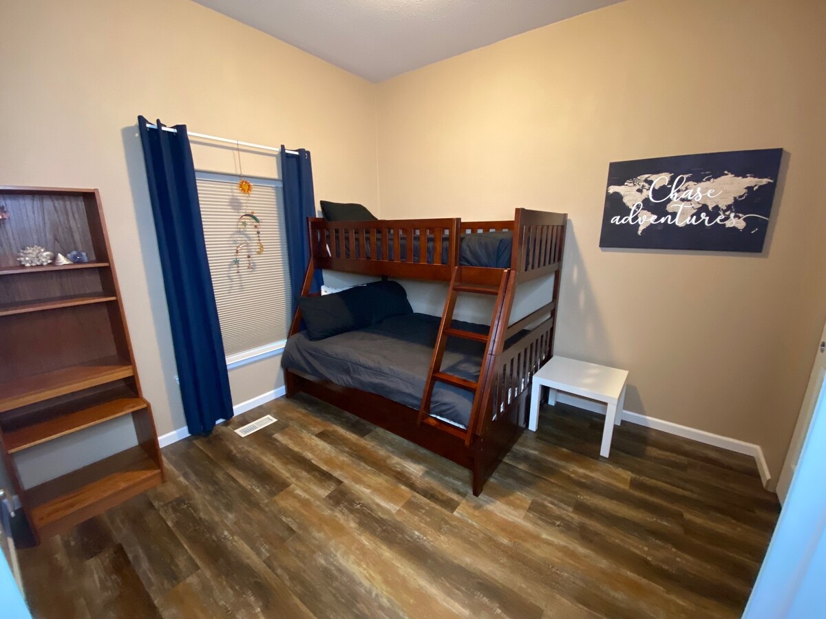 卧室4：双层床，上层单人床，下层双人床。 此外，单人带轮从下方拉出。 