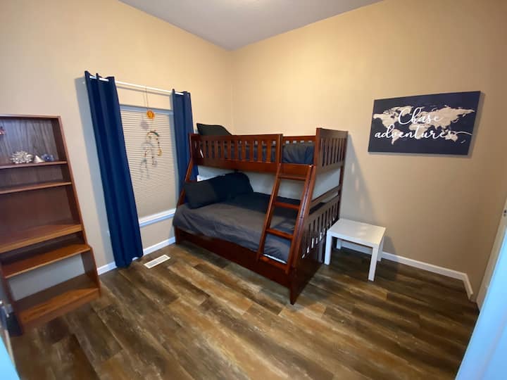 Спалня 4: двуетажно легло с единично легло отгоре и двойно отдолу. Плюс единичен тръндъл се изтегля отдолу. 