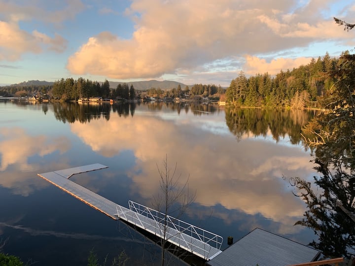 Lakeside Landing Retreat on Devils Lake Houses for Rent in Otis