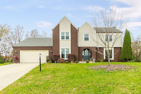 Family Retreat with Hottub & Bonfire Oasis