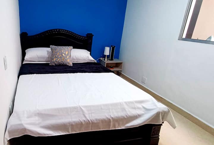 חדר עם מיטה זוגית קומה ראשונה, לא צריך לטפס במדרגות, יש מגן בגדים 