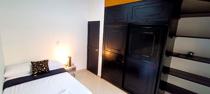 חדרים גדולים עם ארון לאחסון מזוודות ולתליית בגדים