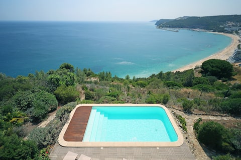 Exclusive Oceanfront Villa by So.Infinito