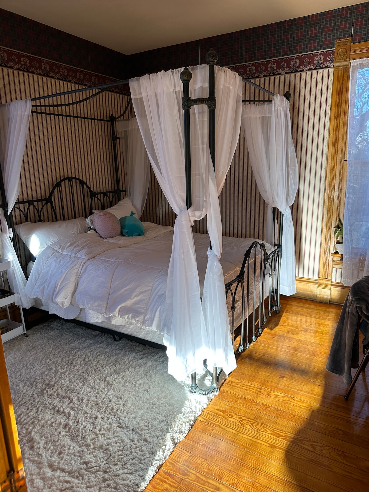 Легло с балдахин с двоен размер на първия етаж.