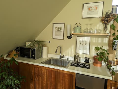 Top performing Airbnb: Berkeley Bayview Bungalow in Oakland / Berkeley
