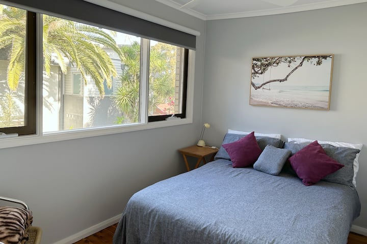 Втора спалня с двойно легло и изключително големи прозорци.