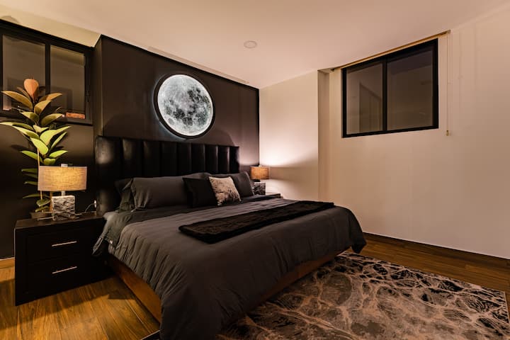 "Suite Lunar"
Lëre veten të impresionohesh nga kjo hapësirë, krevat dopio "king size", abazhurë mermeri të paprekur, qilim i importuar nga Turqia dhe një dritë e madhe hëne si një qendër e personalizuar, kjo do të të bëjë të ndihesh në hapësirë.