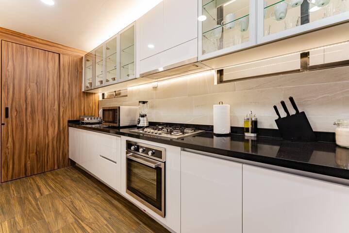 Two Combined Units: PH & Apartment w/Rooftop & BBQ gallery image 5