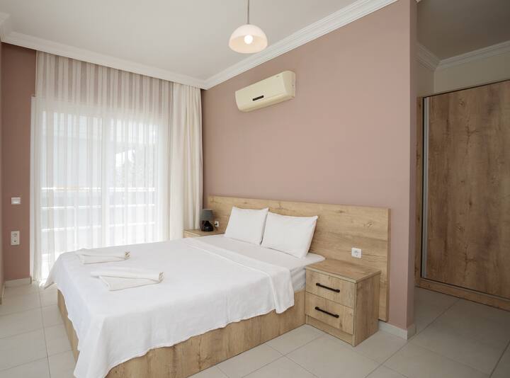 غرفة نوم سرير مزدوج +حمام داخلي مرحاض+شرفة وتراس كبير