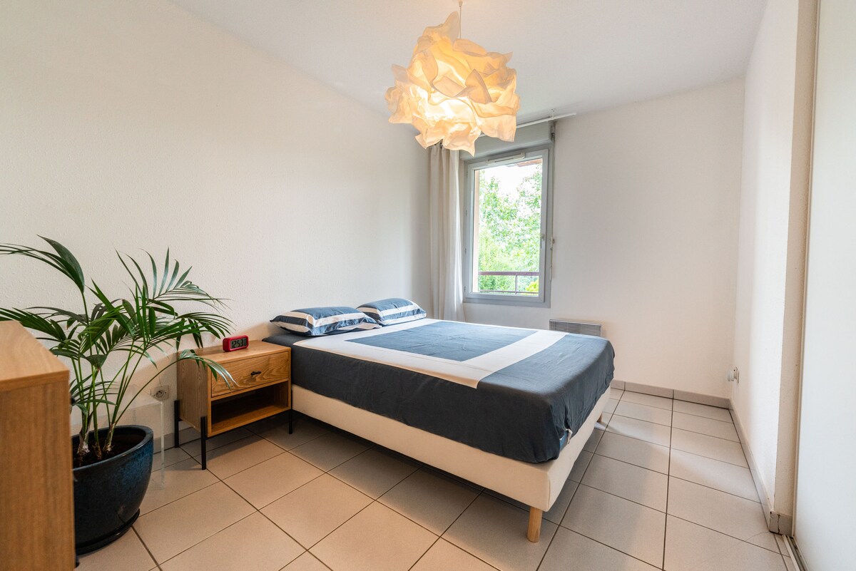 Საძინებელი ორადგილიანი საწოლით: 140x190სმ