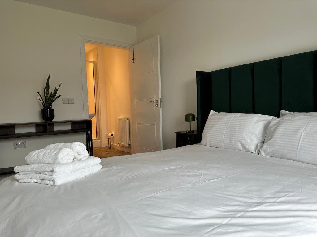 El dormitorio principal cuenta con una gran cama tamaño king, un colchón Emma súper cómodo, 4 almohadas y sábanas y ropa de cama de alto estilo hotelero. También encontrarás toallas y mesitas de noche súper suaves con puertos de alimentación incorporados y puertos de carga USB. 