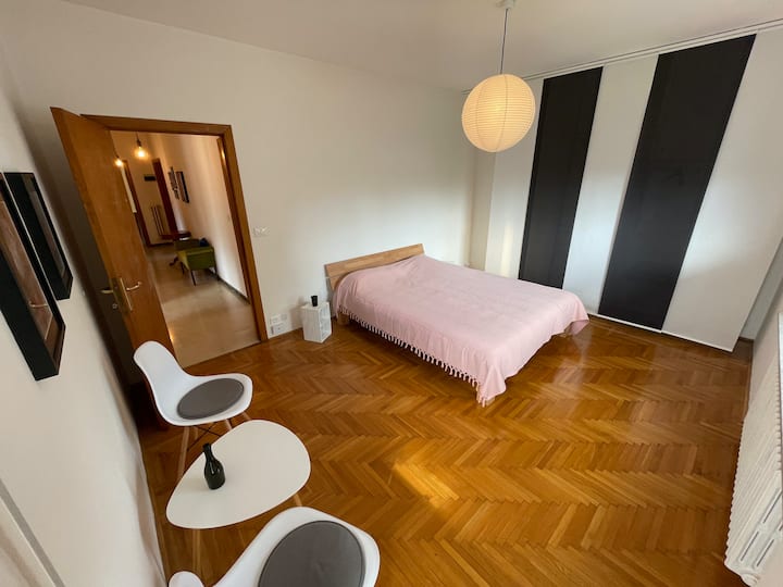 Das Schlafzimmer Ost mit Blick auf die Dolomiten.