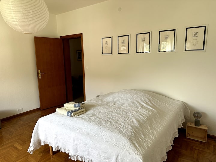 Das Schlafzimmer Süd freundlich und warm für einen entspannten Schlaf - und mit Blick auf den Monte Zucco