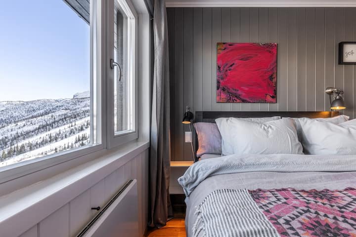 חדר שינה ראשי עם חדר רחצה צמוד ונוף הררי מקסים.