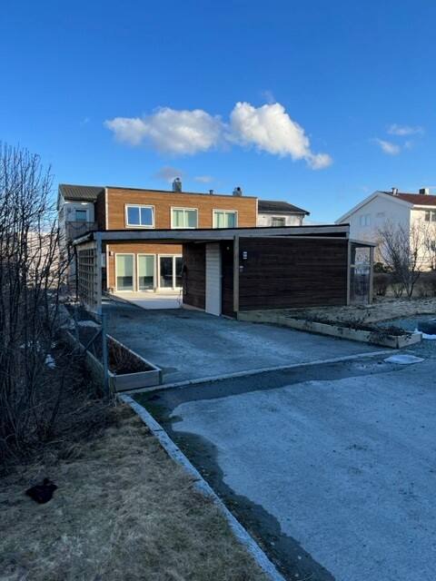 House with 10 sleeping places, (8 beds) electric car charger.