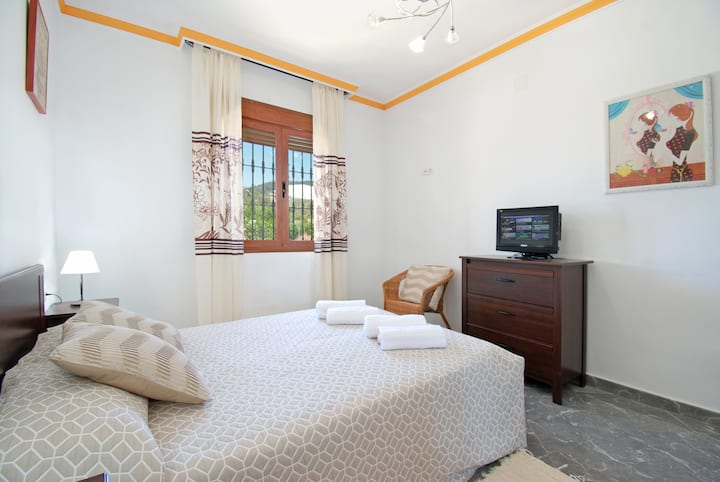 Исто така, се отвора и кон ходникот, оваа спална соба со телевизор и гардероба.