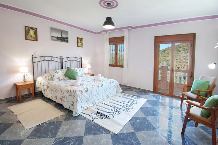 Двокреветна соба со катче за читање и приватен балкон.