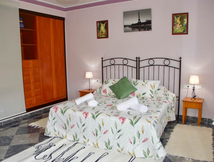 Во оваа соба има голема вградена гардероба.