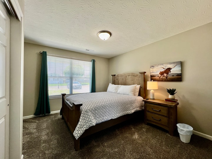 这间卧室配有一张标准双人床和一个大衣柜，可存放您的所有储物。