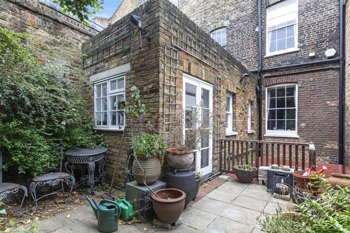 Gorgeous Grade II Georgian Home on a leafy square gallery image 3