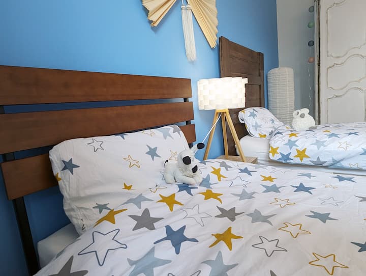 spavaća soba s bračnim krevetom