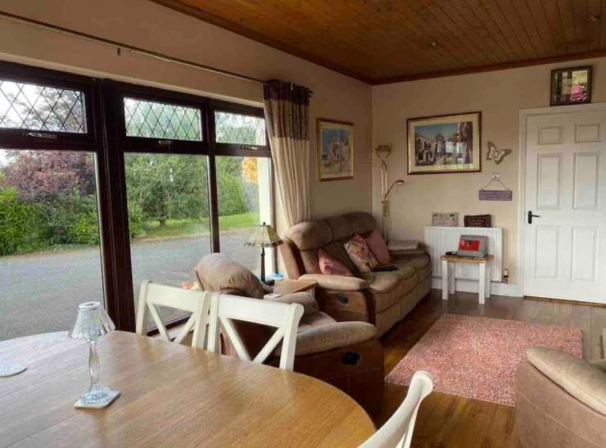 Twin Room with Bathroom Overlooking Slievenamon - Rosegreen