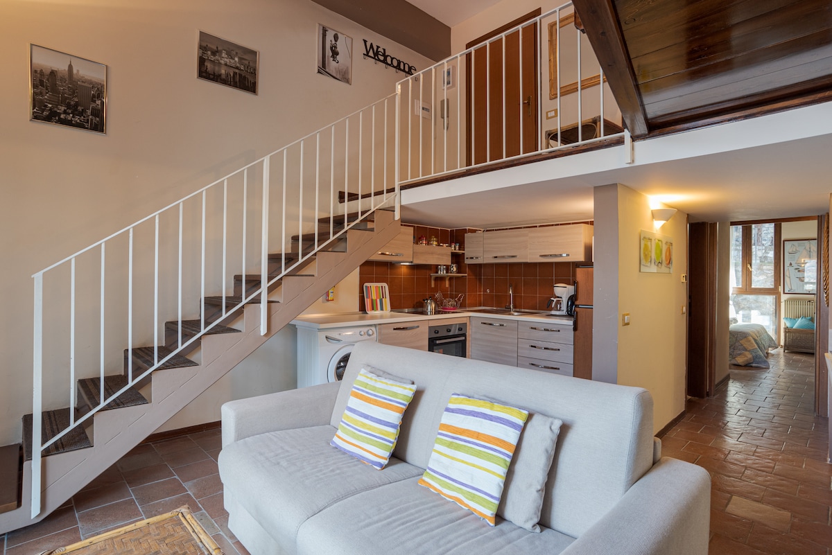 Popular Airbnb listing: Cozy lake view apartment with pool and park! in Nesso