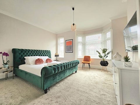 Popular Airbnb listing: Contemporary Home Away from Home in Coventry