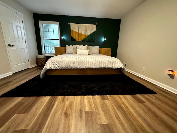 「Boho卧室」（ 1号房）配有一张加大双人床、感官夜灯和Ugg床单、步入式衣柜。