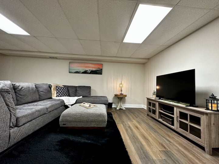 「Boho Hide Away」（ 4号房间）设有大型拉出式标准双人沙发床、USB充电灯、Ugg床单、50英尺智能电视和一个宽敞舒适的办公室，空间充裕，可直接通往游戏室。