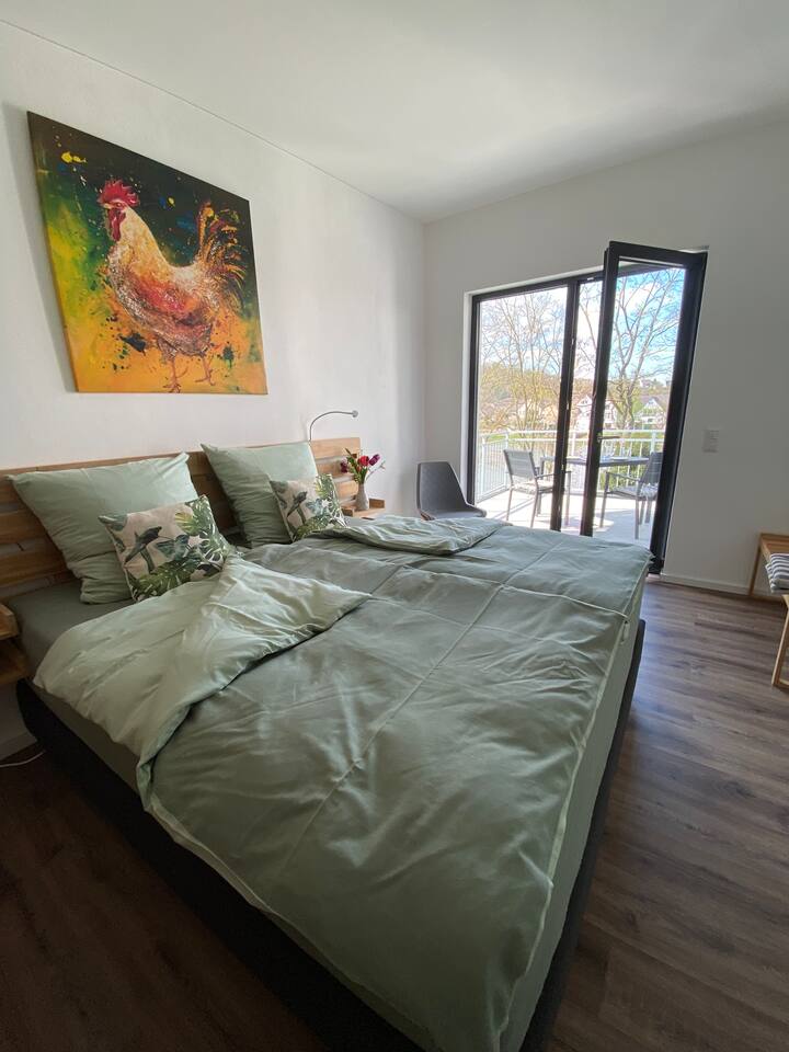 Das Schlafzimmer mit Bockspringbett und Zugang zum Westbalkon.