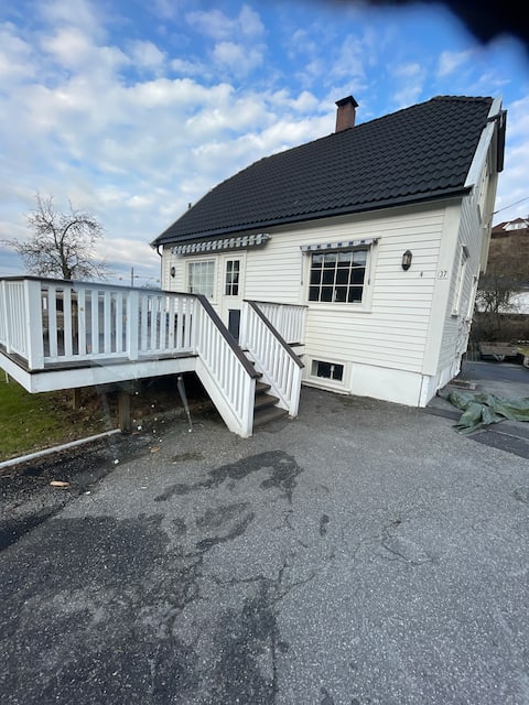 Flott romslig hus  nær Krsand by.