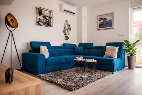Top Airbnb: Three Bedroom Apartment Mediteran in Brodarica