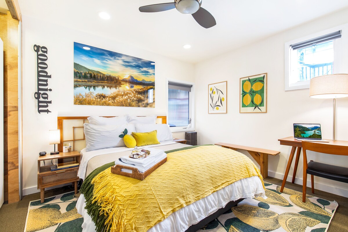 Tempur-Pedic ®床垫，带机械底座。 额外的智能桌子和电视！