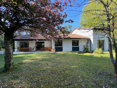 Peaceful haven close to the lake beach