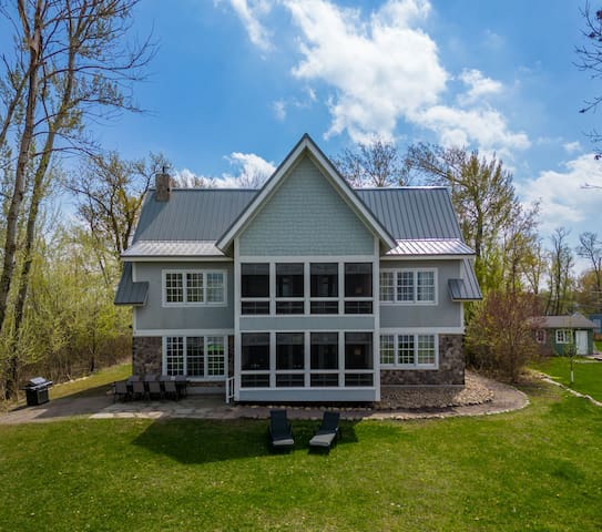 Large Private Lakefront Home *Dogs Ok