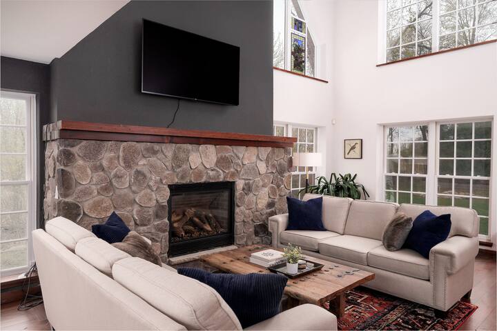 Large Private Lakefront Home *Dogs Ok gallery image 2