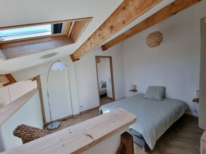 Chambre  zen traversante  baignée par le soleil avec petit coin de lecture.
Séparée par une porte à galandage.