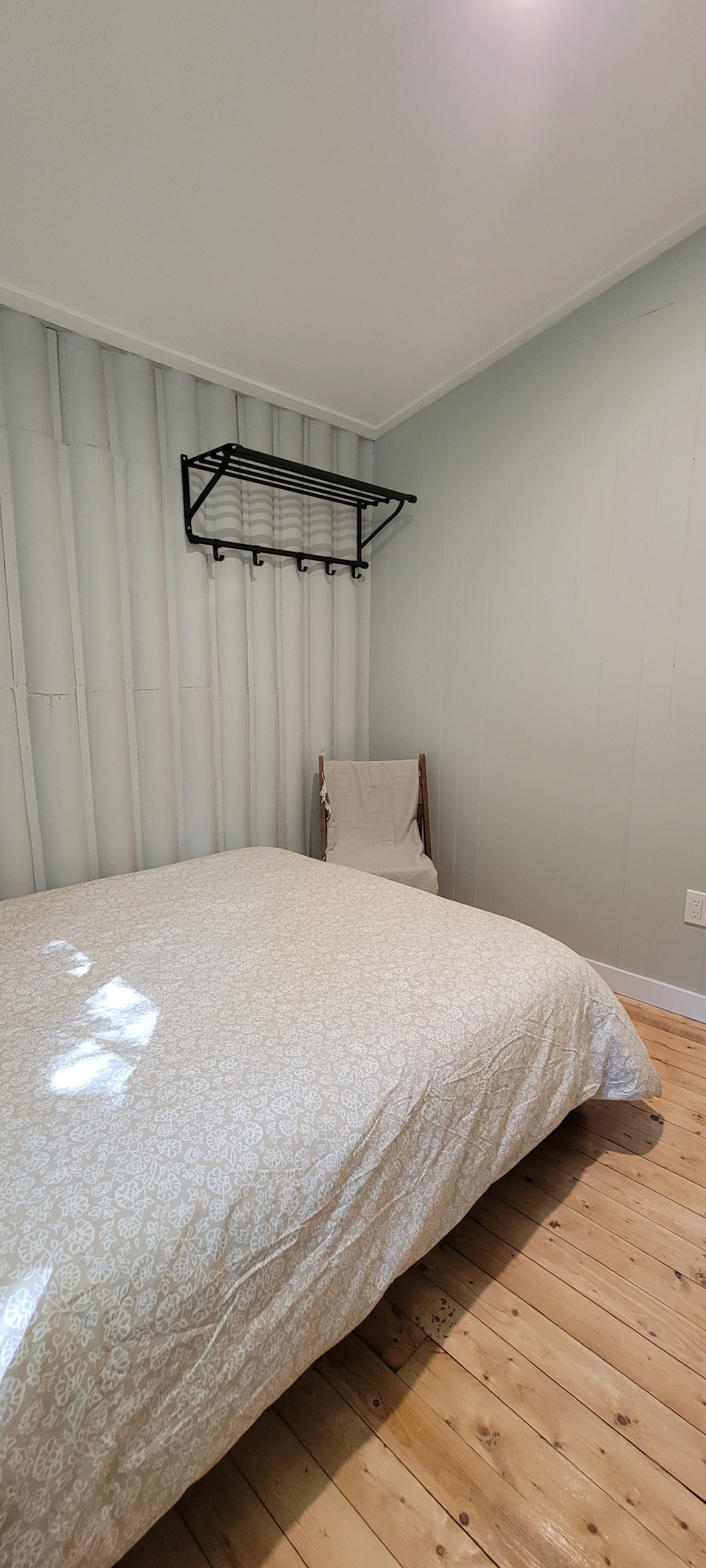 Both bedrooms are equipped with hooks, hangers a chair and a comfortable double bed