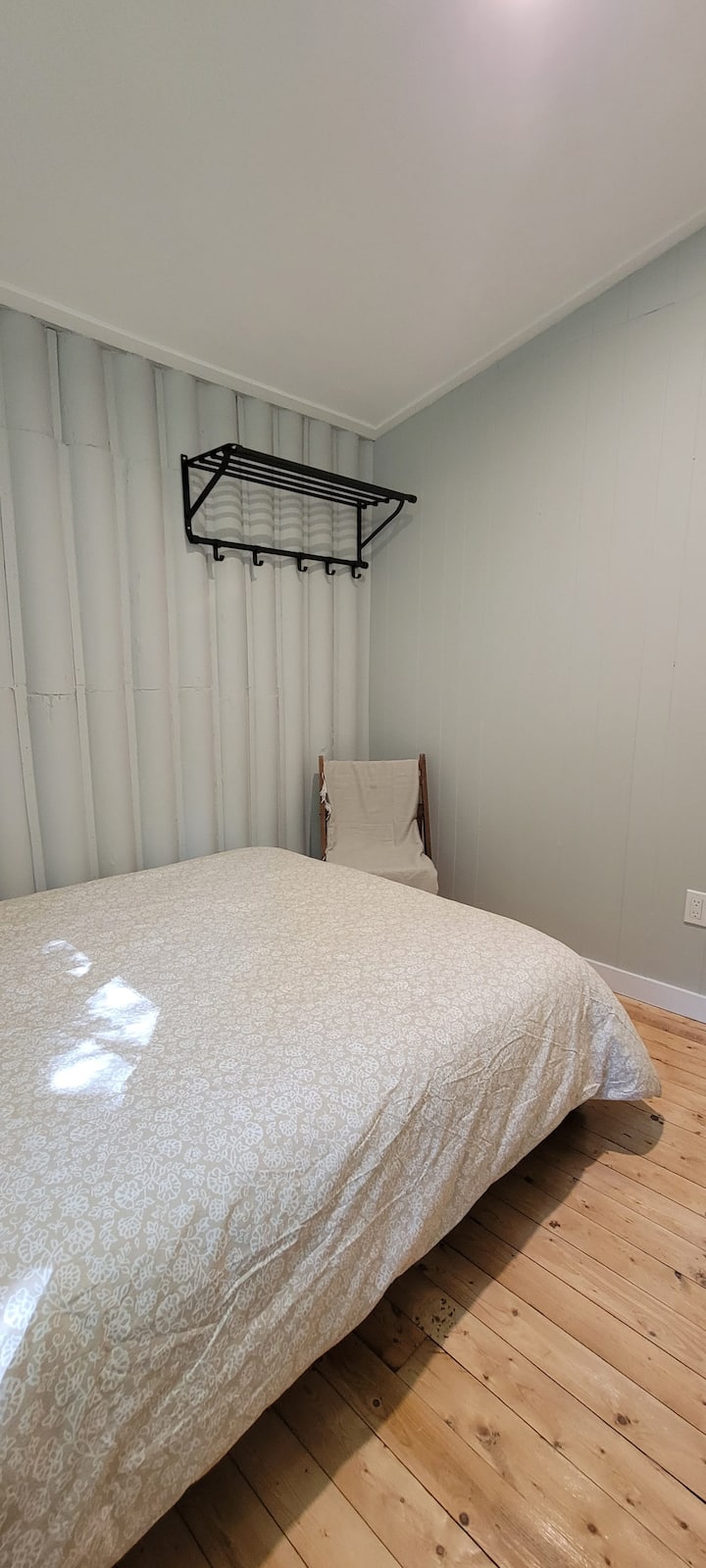Both bedrooms are equipped with hooks, hangers a chair and a comfortable double bed