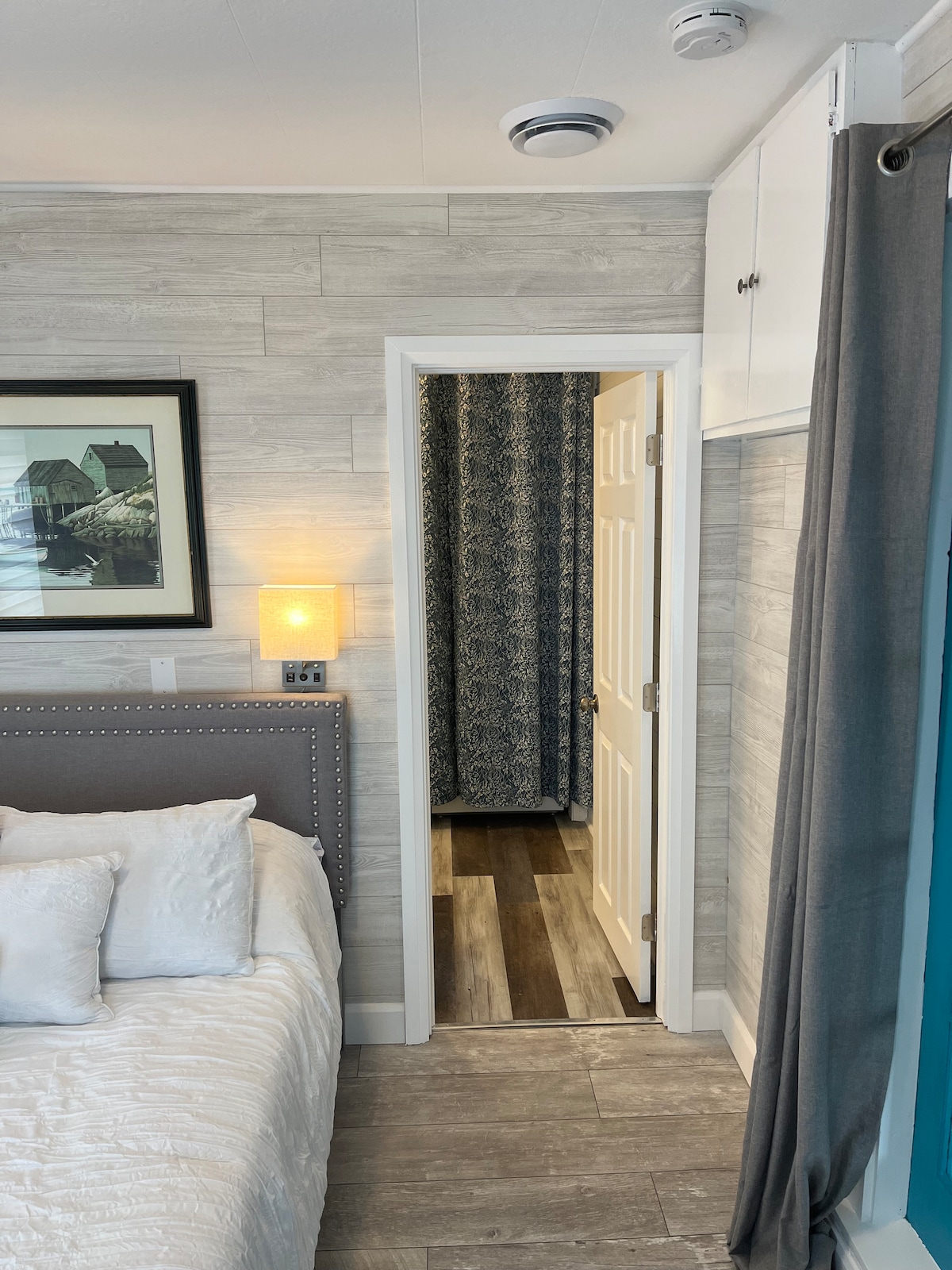 Dormitorio principal con cama tamaño queen y baño privado