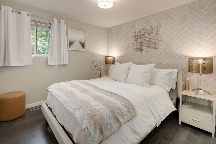 2 - ра от 3 - те спални на главния етаж. Тази стая разполага с двойно легло queen size, луксозни чаршафи Brooklinen и матрак Saatva.